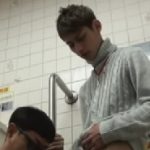 【ゲイ動画 】ハーフ顔のイケメンに、公衆トイレでドキドキのフェラ手コキ。バレちゃ駄目だという意識が、感度をガンガンあげていく！