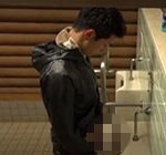 【ゲイ動画】ランニングしていたイケメンが夜の公園でトイレで用を足しているとゴーグル男に強引に個室に連れ込まれてしまい…