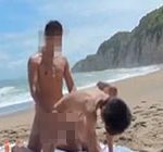 【ゲイ動画】暑い日差しの中で浜辺でスジ筋男にアナルを弄られ野外セックスで喘いじゃうスリムメンズｗ