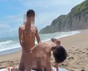 【ゲイ動画】暑い日差しの中で浜辺でスジ筋男にアナルを弄られ野外セックスで喘いじゃうスリムメンズｗ
