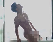 【ゲイ動画】シャワーを浴びる細マッチョイケメンが身体にローションをぶっかけてディルドをアナルに突っ込みオナニー！